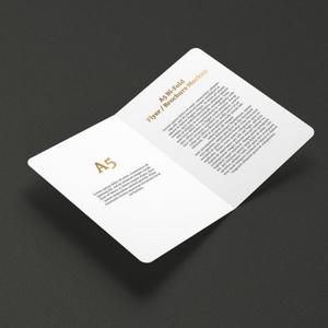 Mockup de um folheto personalizável díptico branco